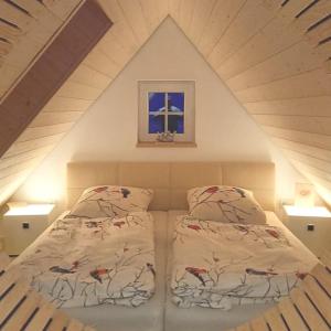 a bedroom with a bed in a attic at Fichtenloft in Heinersdorf
