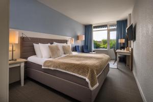 Postel nebo postele na pokoji v ubytování WestCord Hotel de Wadden