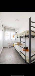 Posteľ alebo postele v izbe v ubytovaní Beach Apartment in Calafell + 11 fotografií