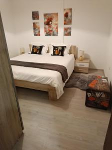 ein Schlafzimmer mit einem großen weißen Bett mit Kissen in der Unterkunft Apartma Xanadu in Slovenske Konjice