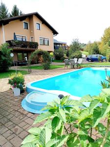 ein Pool vor einem Haus in der Unterkunft Apartma Xanadu in Slovenske Konjice