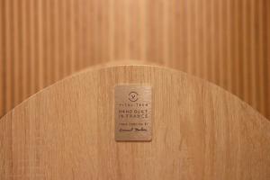 a sign on a wooden door that says when left has but no frame at Hotel Litteraire Le Swann, BW Premier Collection in Paris