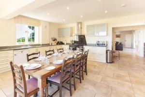 cocina y comedor con mesa y sillas en Coach House View, Porlock Weir, en Porlock