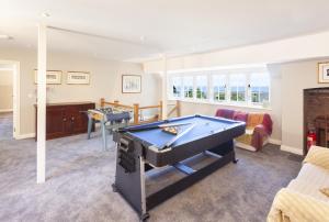 una sala de estar con una mesa de billar. en Coach House View, Porlock Weir, en Porlock