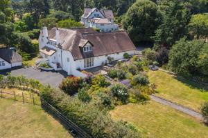 una vista aérea de una casa con jardín en Coach House View, Porlock Weir, en Porlock