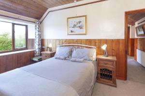 Postel nebo postele na pokoji v ubytování Blagdon Cottage, Wheddon Cross