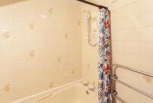 Koupelna v ubytování Blagdon Cottage, Wheddon Cross + 25 fotografií