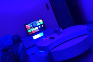 TV a/nebo společenská místnost v ubytování Appartement d'une chambre salon seul au 3 eme avec un grand balcon personnel