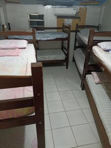 Krevet ili kreveti na kat u jedinici u objektu Dani Hostel e Suítes