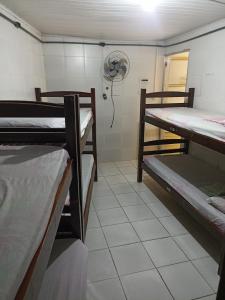 Uma ou mais camas em beliche em um quarto em Dani Hostel e Suítes