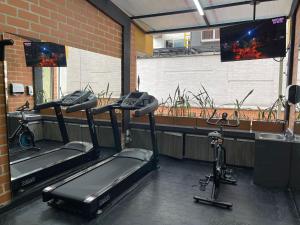 Fitness centrum a/nebo fitness zařízení v ubytování Hotel Torre Poblado