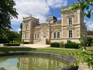 an old building with a pond in front of it at Villa Paignon in Montbron