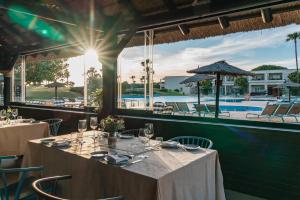 Bazén v ubytování Vincci Resort Costa Golf nebo v jeho okolí