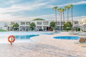 Bazén v ubytování Vincci Resort Costa Golf nebo v jeho okolí