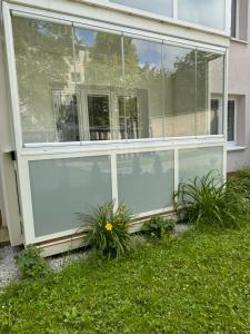 przesuwane szklane drzwi na budynku z roślinami w obiekcie Apartmán RUŽA14 w Rużomberku