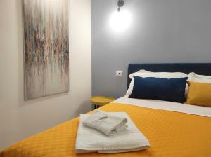um quarto com uma cama com toalhas em White Wall luxury rooms Scala dei turchi em Realmonte