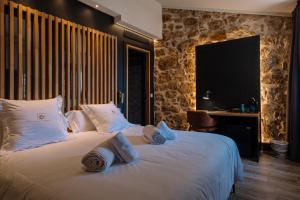 Tempat tidur dalam kamar di Pou by Seaward Suites Only Adults