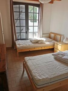 ein Zimmer mit zwei Betten und einem Fenster in der Unterkunft Maison de Vacances Rayons de soleil in Notre-Dame-de-Monts