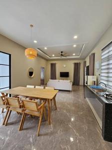 Кухня или мини-кухня в ZN Homestay Mengabang Telipot - Private Pool
