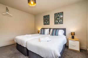 Ένα ή περισσότερα κρεβάτια σε δωμάτιο στο Modern home - great facilities-J26 M1 near IKEA