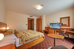 Postel nebo postele na pokoji v ubytování Hotel Korosica + 37 fotografií
