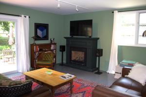 a living room with a couch and a fireplace at Maison Bloomfield in Bloomfield
