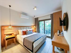 Ένα ή περισσότερα κρεβάτια σε δωμάτιο στο Yalıpark Beach Hotel