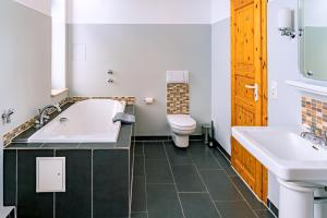 Et badeværelse på CBlue "Apartmenthaus Captain Hook" + 48 billeder