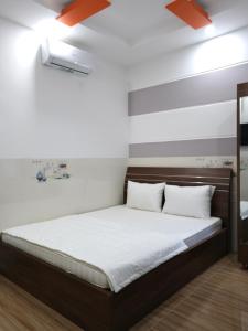 Säng eller sängar i ett rum på Khách sạn Mỹ Uyên