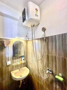 un baño con ducha y lavabo en Swoyambhu Residency Apartment and Rooms- Artudio, en Katmandú