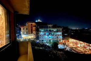 - Vistas nocturnas a un edificio con luces azules en Swoyambhu Residency Apartment and Rooms- Artudio, en Katmandú