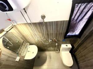 Un baño con ducha, inodoro y lavabo. en Swoyambhu Residency Apartment and Rooms- Artudio, en Katmandú