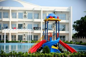 Bazén v ubytování Royal Gitanjali Resorts & Spa Beach Walking Distance nebo v jeho okolí