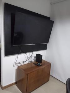 Televizorius ir (arba) pramogų centras apgyvendinimo įstaigoje Caballito Unico Full y Excelente
