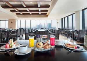فندق بارك ريجيس كريسكين في دبي: غرفة طعام مع طاولة مع طعام ومشروبات