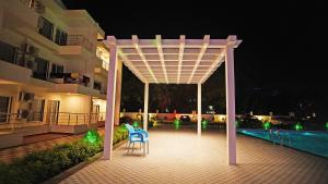 Bazén v ubytování Royal Gitanjali Resorts & Spa Beach Walking Distance nebo v jeho okolí