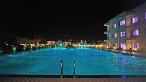 Bazén v ubytování Royal Gitanjali Resorts & Spa Beach Walking Distance nebo v jeho okolí