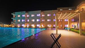 Bazén v ubytování Royal Gitanjali Resorts & Spa Beach Walking Distance nebo v jeho okolí