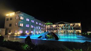 Bazén v ubytování Royal Gitanjali Resorts & Spa Beach Walking Distance nebo v jeho okolí