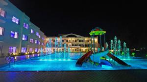 Bazén v ubytování Royal Gitanjali Resorts & Spa Beach Walking Distance nebo v jeho okolí