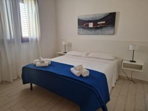 Un dormitorio con una cama con toallas. en Favignana Lido Burrone - Appartamento sul mare, en Favignana 21 fotos más