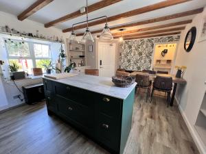 une cuisine avec un grand îlot et une salle à manger dans l'établissement No 4 old post office row Isle of Skye, à Eyre