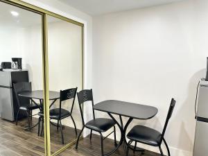 鲁兹Getaway Private Suite C的镜子间里的桌椅