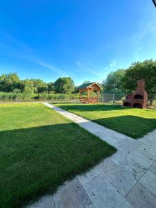 a park with a bench and a gazebo at Casa Phoenix in Uzlina