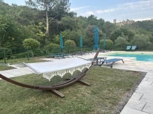 Bazén v ubytování Logis Hôtel Restaurant Le Domaine de l'Eau Vive nebo v jeho okolí