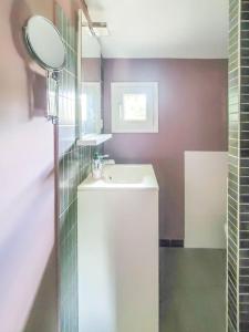 un baño con lavabo y espejo en Maisonnette avec extérieur avec parking, en Saint-Jean-de-Védas 14 fotos más