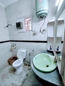 ニューデリーにあるLutyen's Delhi Neighbourhood Prime Stayの汚れたバスルーム(トイレ、洗面台付)