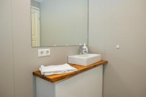 ein Bad mit einem Waschbecken und einem Spiegel in der Unterkunft Apartment close to downtown in Akureyri