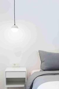 Łóżko lub łóżka w pokoju w obiekcie LUR Apartments Getaria