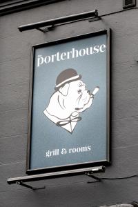 un cartel en un edificio con un hombre fumando un cigarrillo en The Porterhouse grill & rooms en Oxford